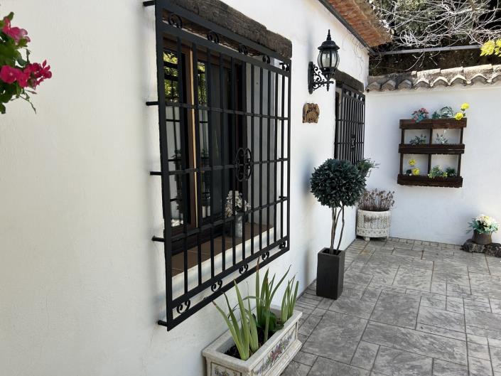 Image No.25-2 Bed Country House for sale