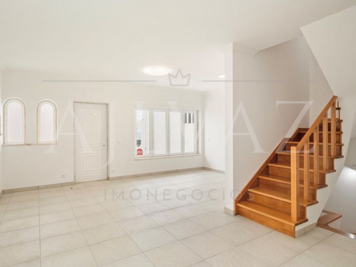 Image No.6-4 Bed House for sale