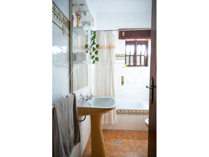 Image No.46-12 Bed House for sale