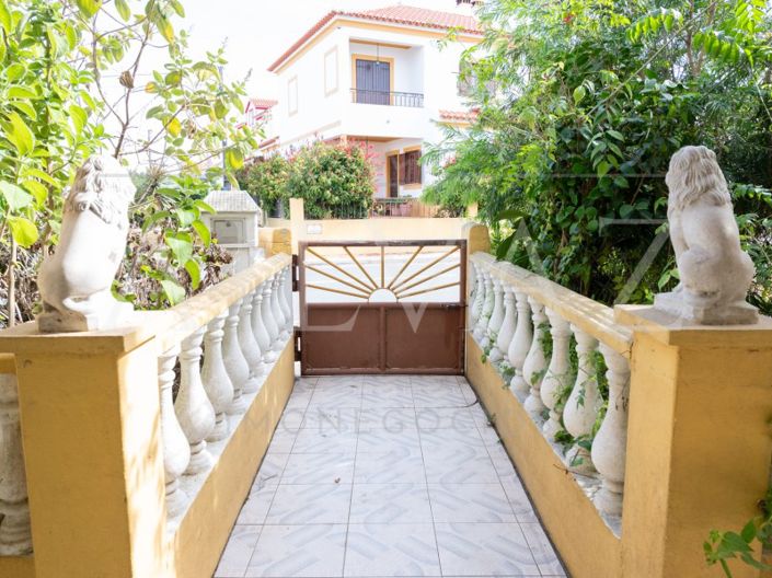 Image No.5-12 Bed House for sale