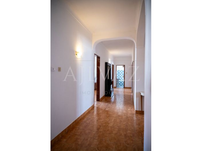 Image No.8-12 Bed House for sale