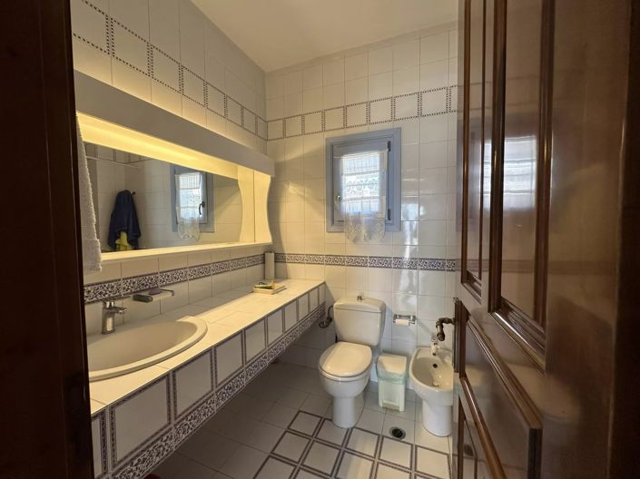 Image No.18-4 Bed House for sale