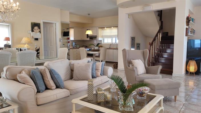 Image No.12-4 Bed Maisonette for sale