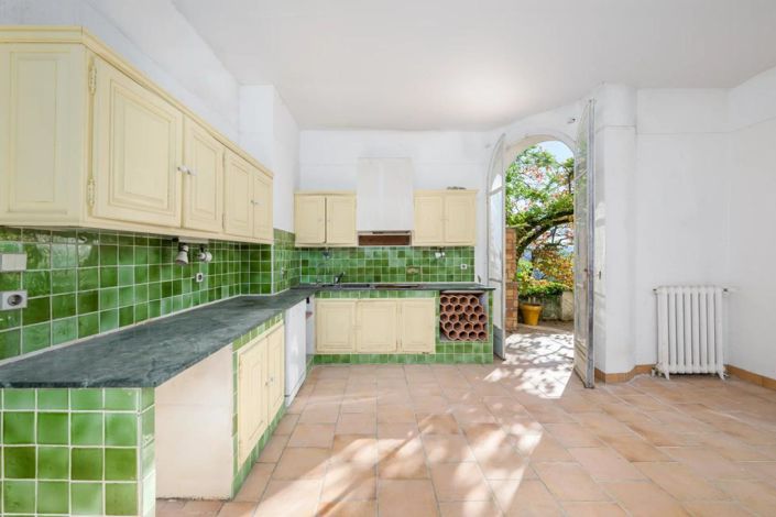 Image No.10-5 Bed Property for sale