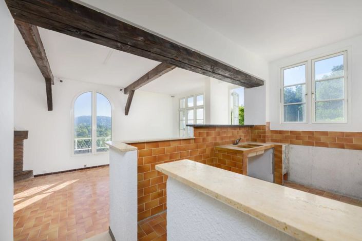 Image No.11-5 Bed Property for sale