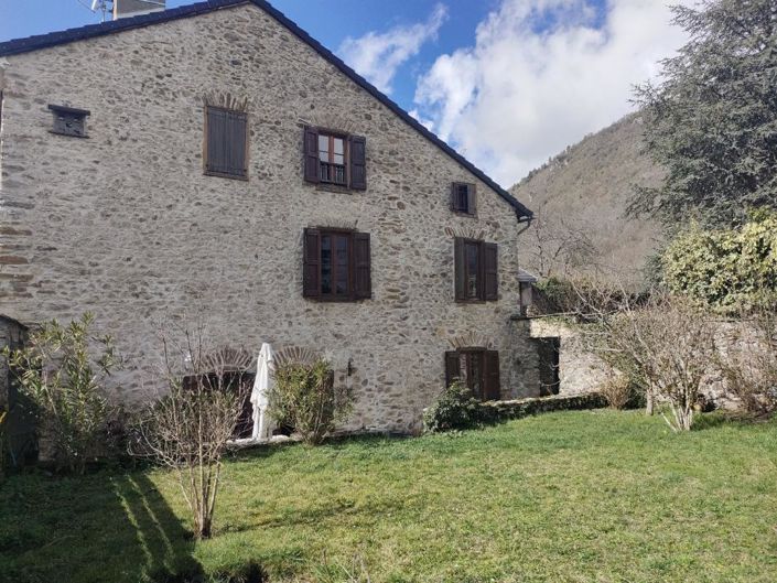 Image No.1-8 Bed House for sale