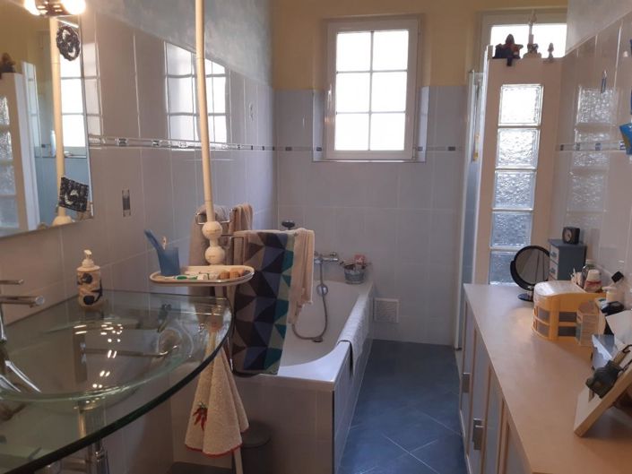 Image No.17-3 Bed Property for sale