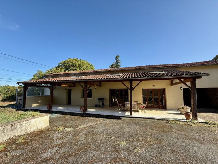 Vinax, Property