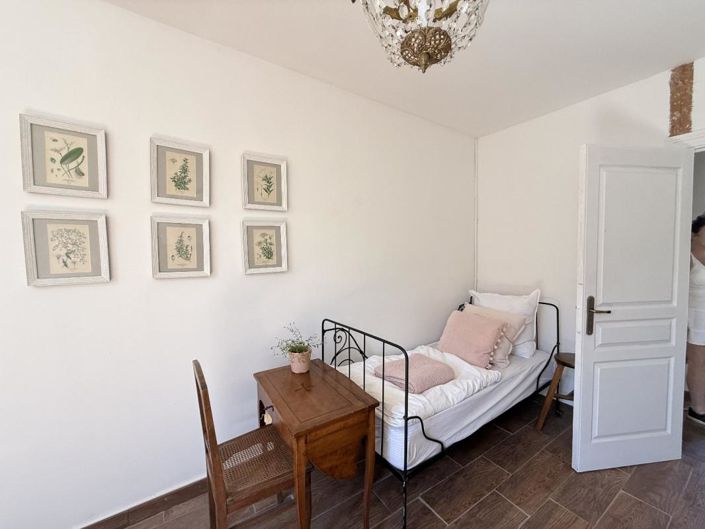 Image No.9-5 Bed Property for sale