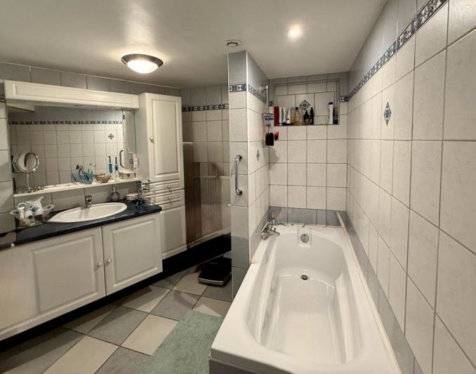 Image No.12-3 Bed Property for sale