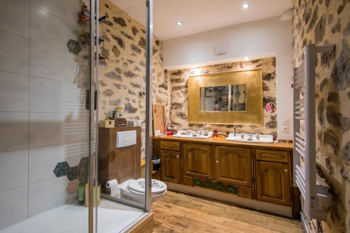 Image No.10-9 Bed Property for sale