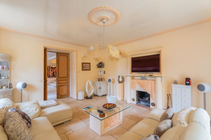 Image No.11-15 Bed Property for sale