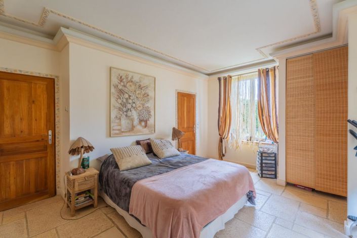 Image No.12-15 Bed Property for sale