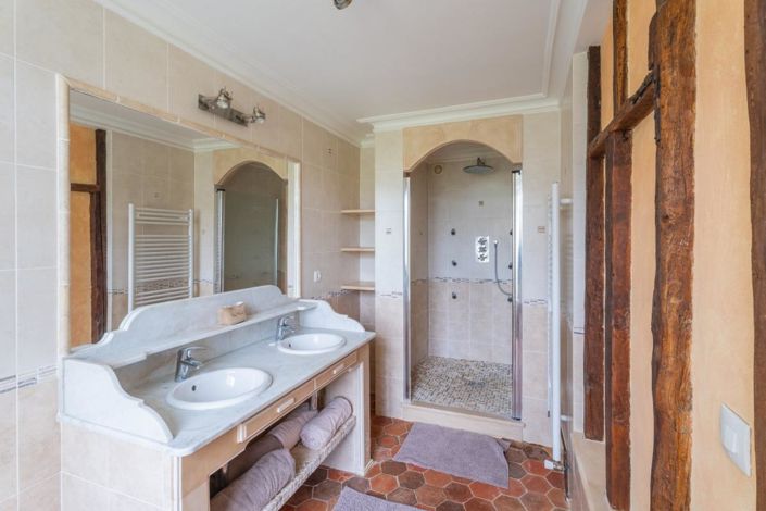 Image No.16-15 Bed Property for sale