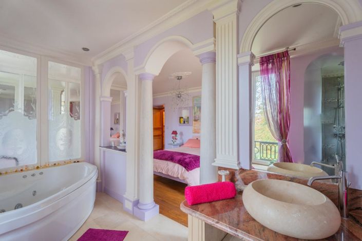 Image No.18-15 Bed Property for sale