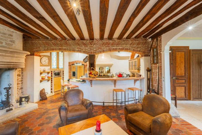 Image No.8-15 Bed Property for sale