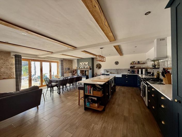 Image No.4-17 Bed Property for sale