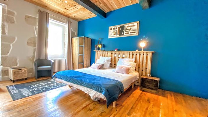 Image No.5-12 Bed Chateaux for sale