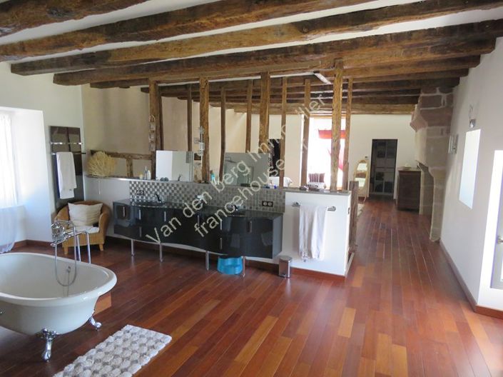 Image No.20-5 Bed Property for sale