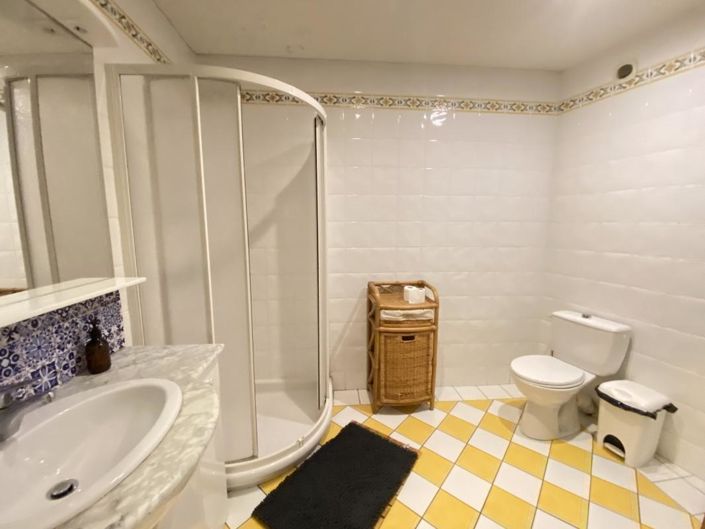 Image No.10-2 Bed Property for sale