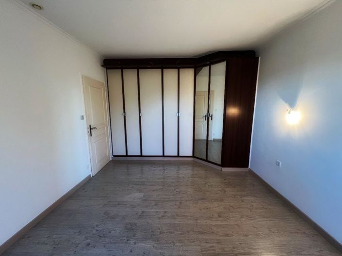 Image No.18-5 Bed Property for sale