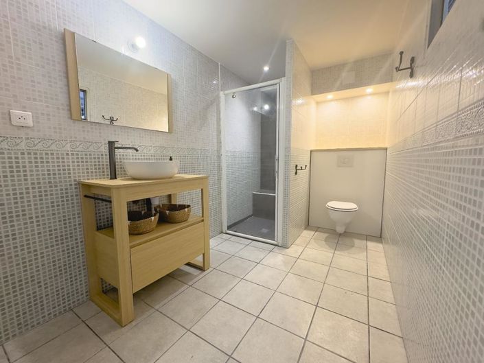 Image No.8-5 Bed Property for sale