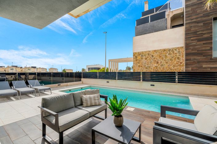 Image No.2-4 Bed Villa for sale