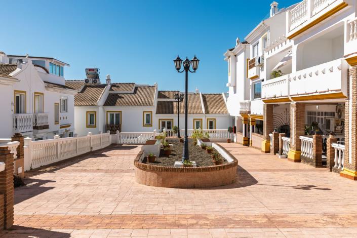 Image No.8-2 Bed Townhouse for sale