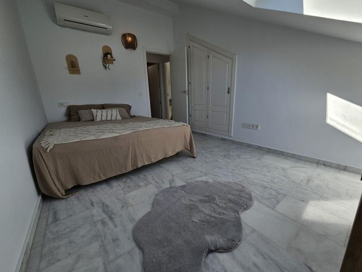 Image No.12-3 Bed Townhouse for sale