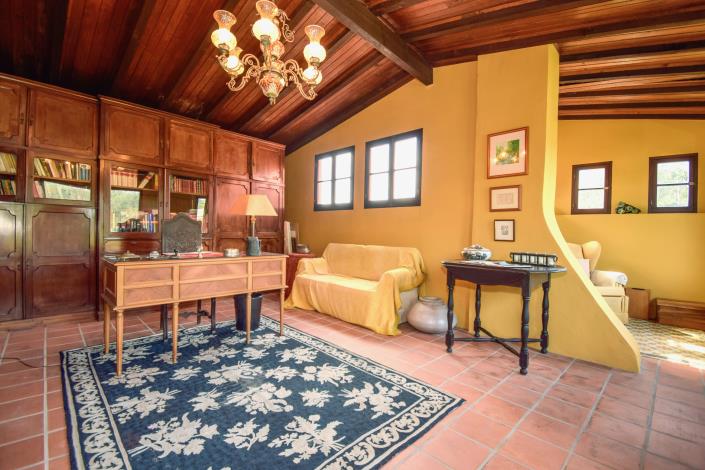 Image No.10-8 Bed Farmhouse for sale