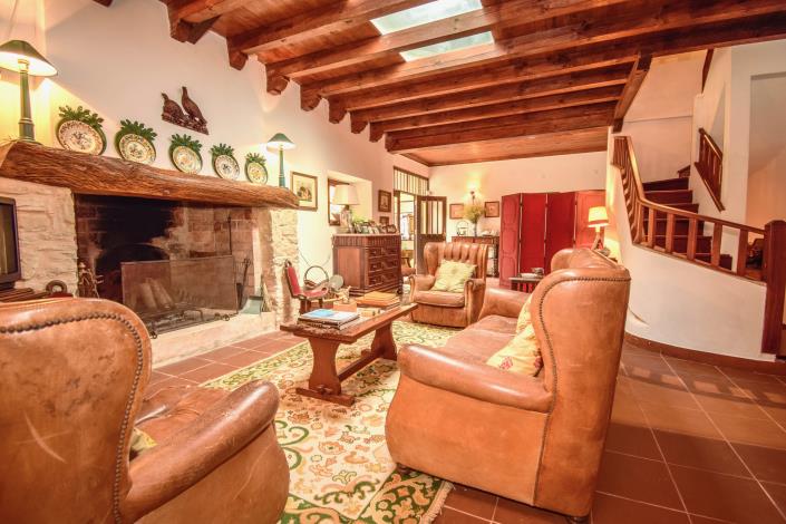 Image No.5-8 Bed Farmhouse for sale