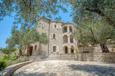 1-stone-villa-on-a-large-plot-with-a-pool-2