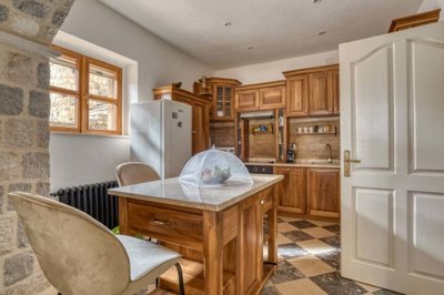 10-stone-villa-on-a-large-plot-with-a-pool-1