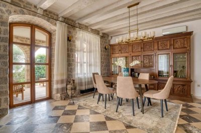 7-stone-villa-on-a-large-plot-with-a-pool-1