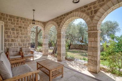 7a-stone-villa-on-a-large-plot-with-a-pool-1