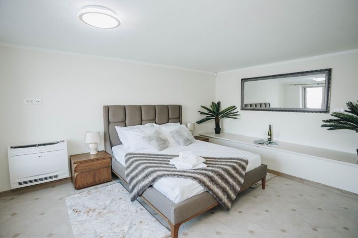 Image No.16-4 Bed House for sale