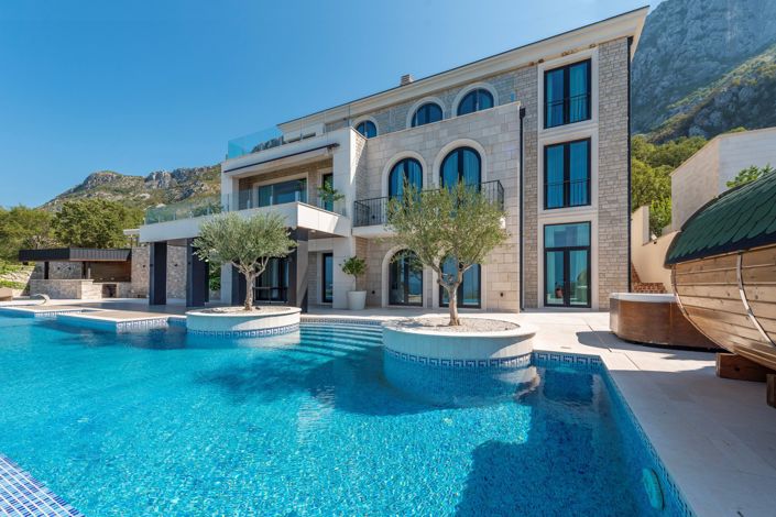 Image No.1-6 Bed Villa for sale