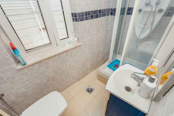 Image No.19-3 Bed Commercial for sale