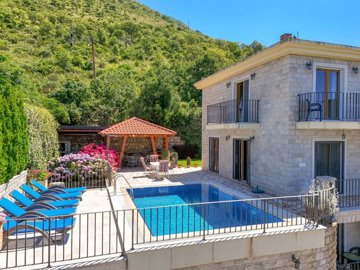 2-renovated-stone-villa-with-a-pool-and-garag