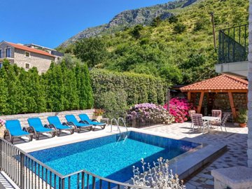 3-renovated-stone-villa-with-a-pool-and-garag