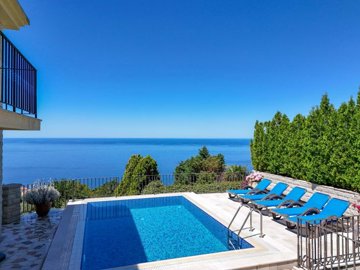 4-renovated-stone-villa-with-a-pool-and-garag