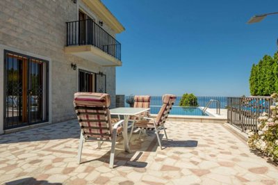 5-renovated-stone-villa-with-a-pool-and-garag