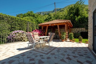 6-renovated-stone-villa-with-a-pool-and-garag