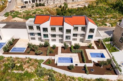 7-new-townhouses-with-pools-in-rezevici