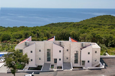 1-0-new-townhouses-with-pools-in-rezevici-2