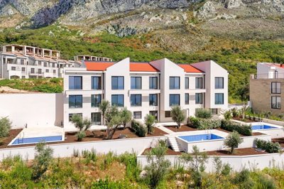 4-new-townhouses-with-pools-in-rezevici