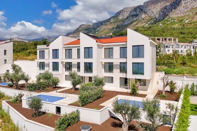 5-new-townhouses-with-pools-in-rezevici