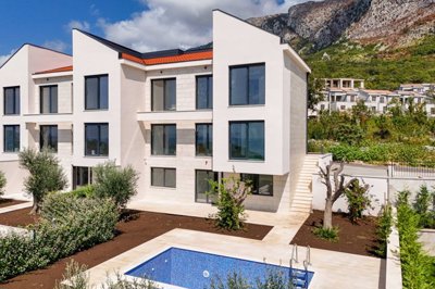 6-1-new-townhouses-with-pools-in-rezevici