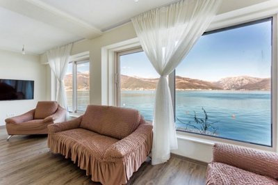 4-1-waterside-villa-with-3-apartments