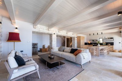 8a-luxury-renovated-stone-villa-drobni-pijesa